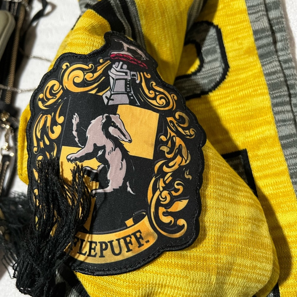 Hufflepuff Harry Potter embroidered scarf patch yellow gray warm fashionNWT - Picture 4 of 5